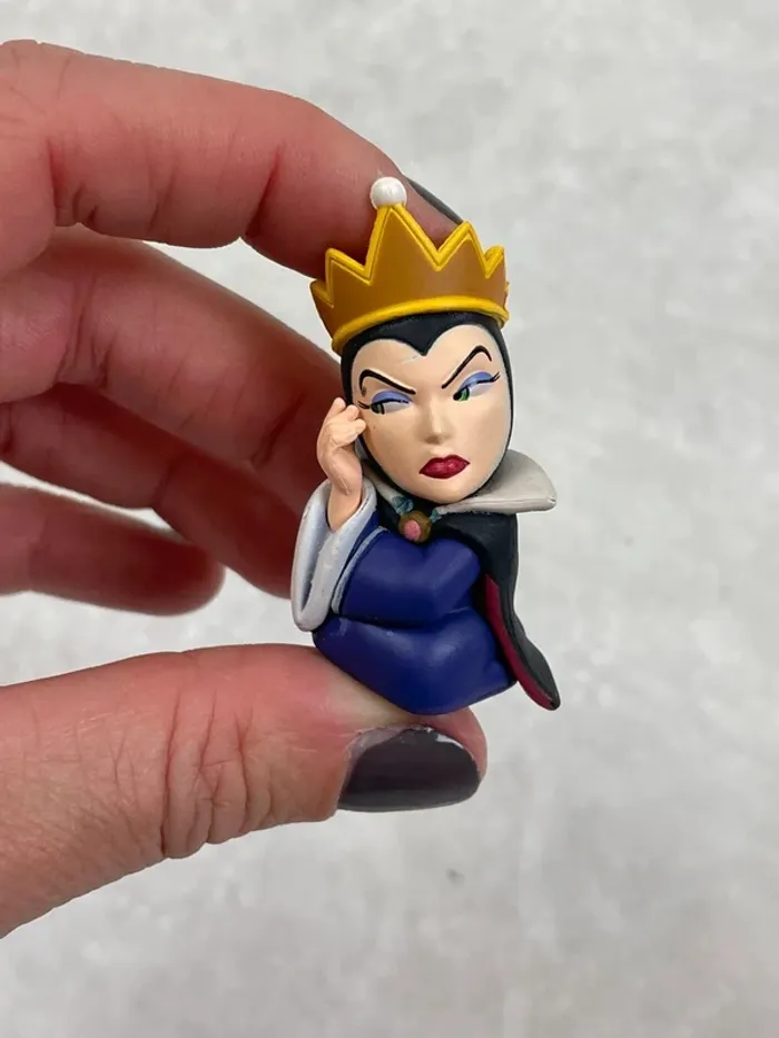 Mini Figurine Disney Vilains La méchante reine de blanche Neige Grimhilde - photo numéro 3
