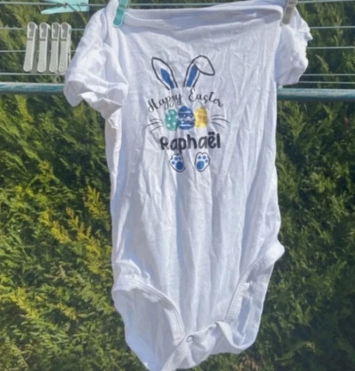 👶 Bodie de Pâques très bon état prénom Raphaël 12 mois 👶 - photo numéro 4
