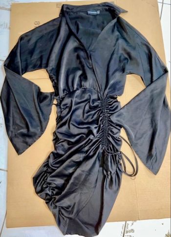 Belle robe couleur noire satiné taille 34 marque prettylittlething