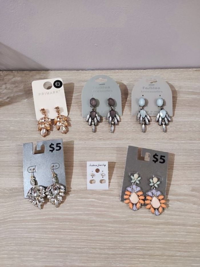Lot de 6 boucles d'oreilles strass argentés, bronze et colorés, TBE jamais mises!