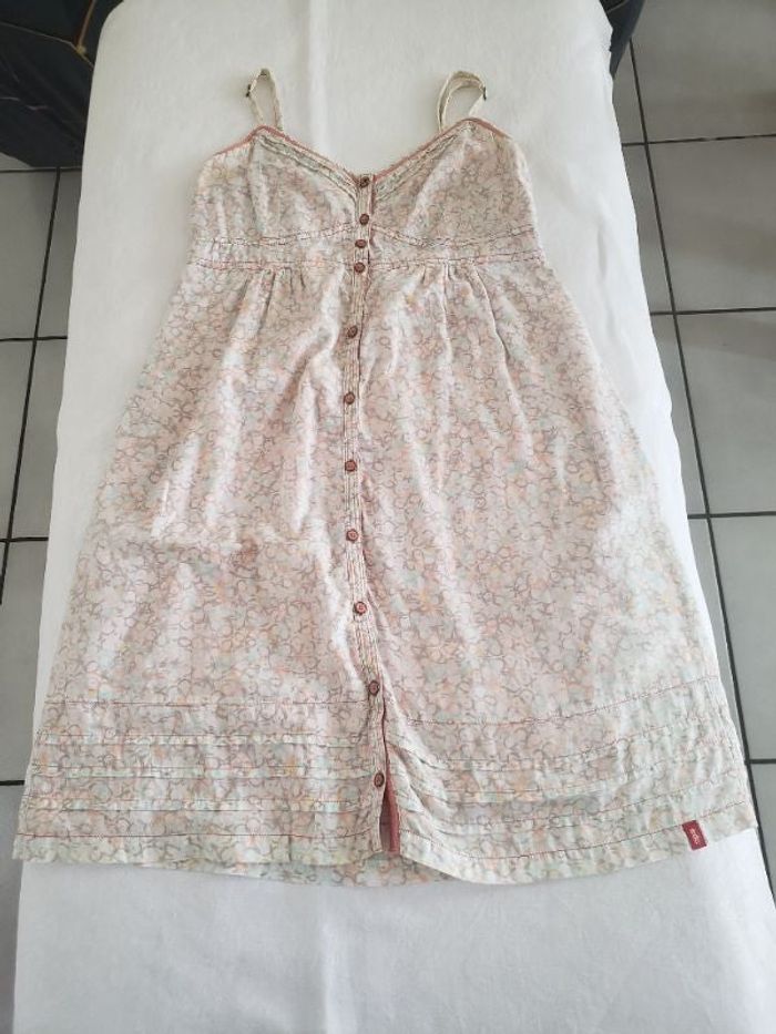 Robe à bretelles couleurs très claires