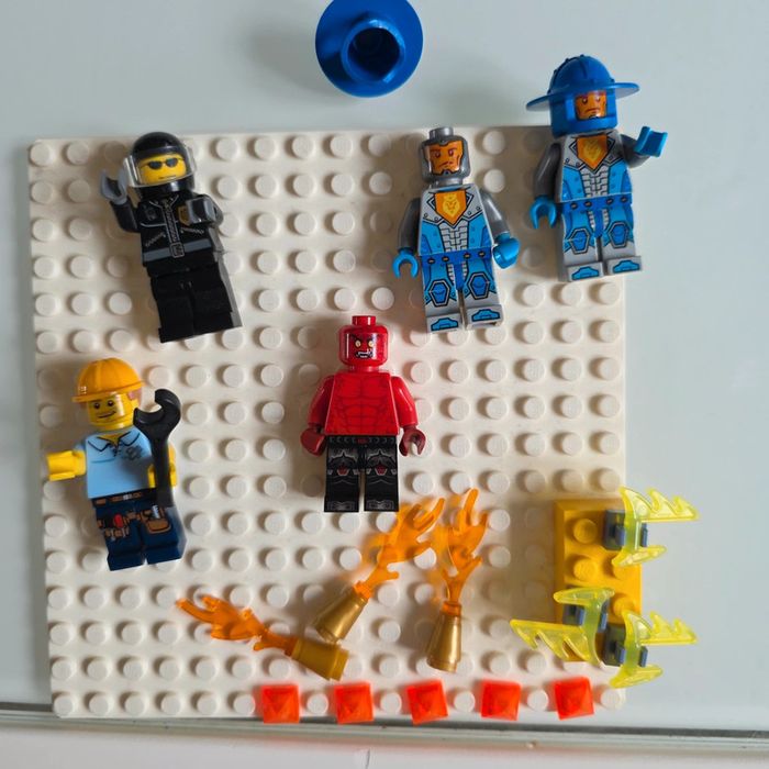 Lot Lego armes et 6 personnages - photo numéro 3