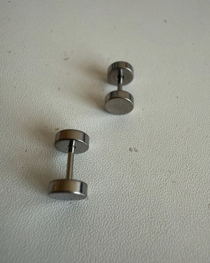 Boucles d’oreilles homme argent ronde en acier inoxydable simple - photo numéro 3