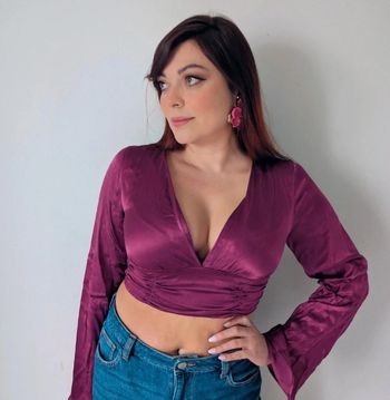 blouse top court satiné de Pull & Bear, parfait pour adopter un look tendance et moderne. Avec décolleté plongeant et manches évasées Marque Pull&Bear Taille 38 