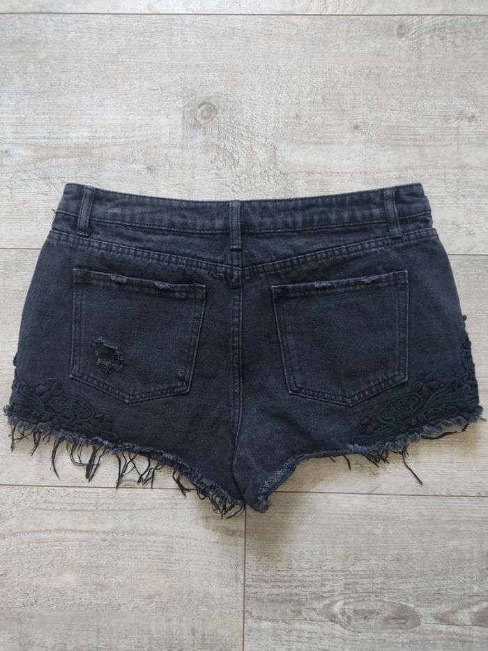 Short en jeans noir cropped broderie fleurie taille 42 Jennyfer - photo numéro 2
