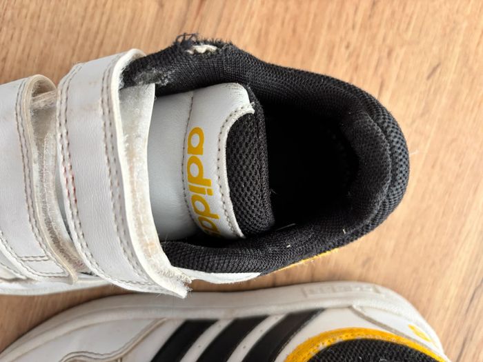 Baskets enfant adidas blanches noir et jaune taille 31 - photo numéro 7