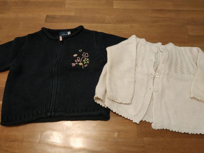 2 gilets fille 12 mois état satisfaisant