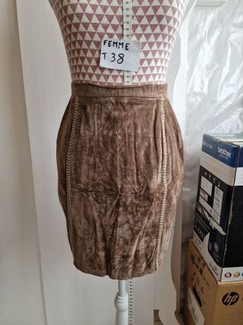 Jupe crayon, marron, façon daim, en très très bon état, longueur 45cm,en viscose&coton