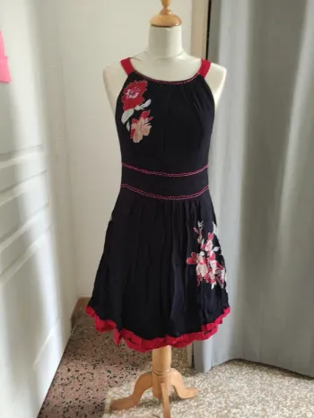 Robe noire et rouge derby