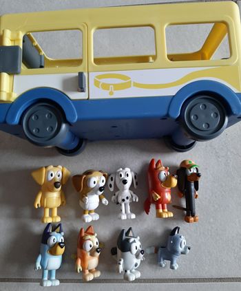 Bus scolaire Bluey avec 9 figurines