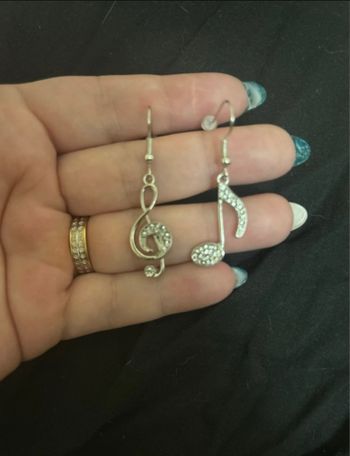 Boucles d’oreilles 🎶 NEUVES pour femme en forme de notes de musique couleur argenté