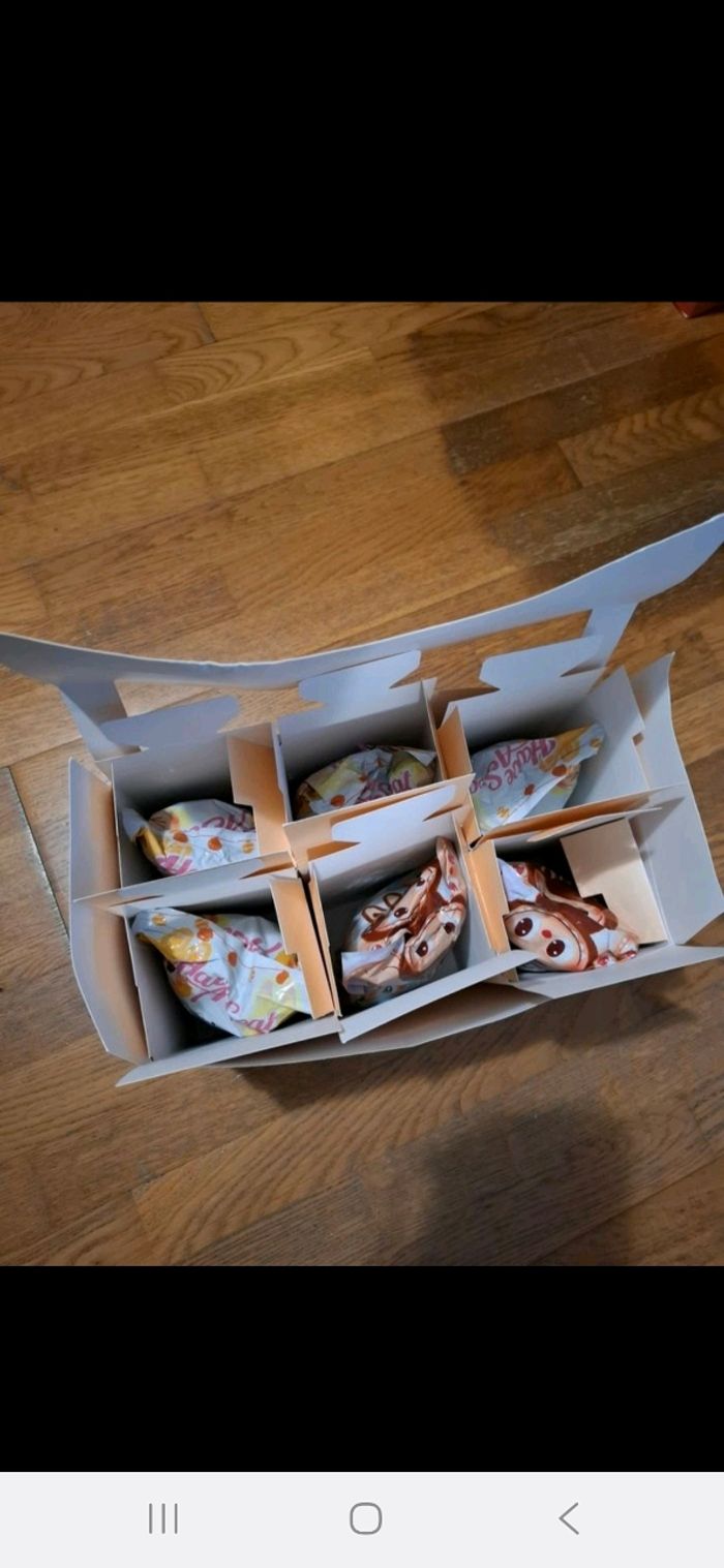 Box de 6 labubu have aseat