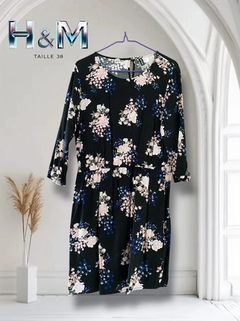 Robe noire fleurie