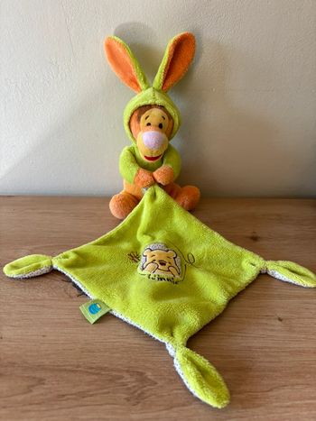 Doudou peluche Tigrou déguisé en lapin vert orange mouchoir Winnie Disney