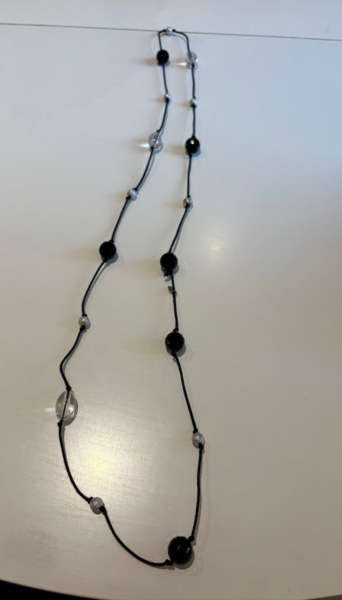 Collier long perlé noir et transparent