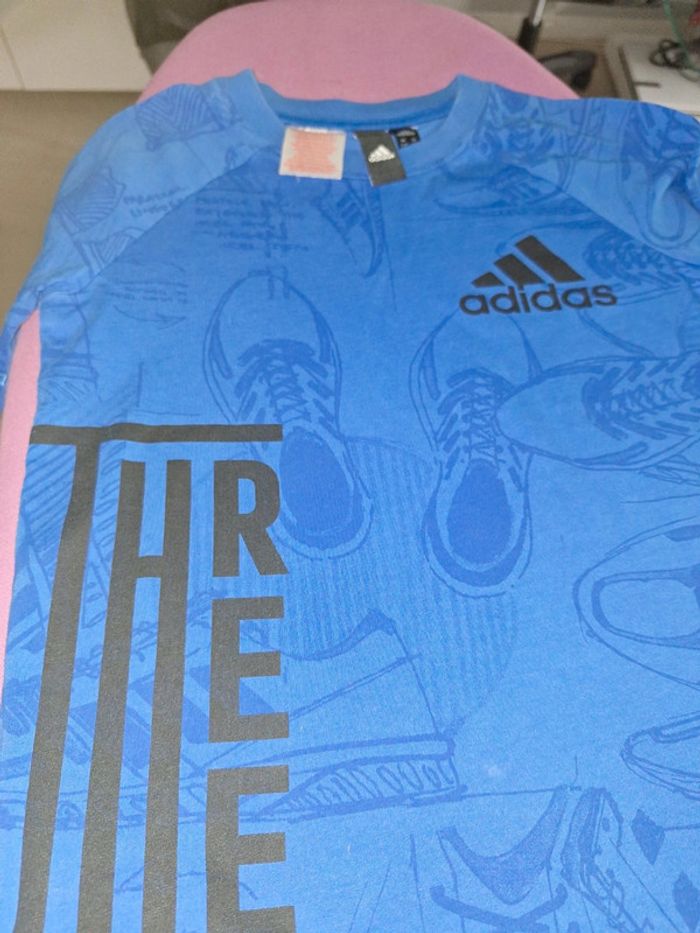 Tee shirt Adidas bleu T 116 cms bon etat