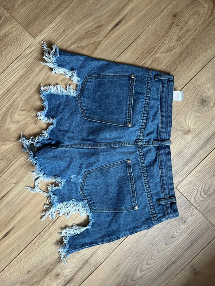 Short en jean trouvé neuf - photo numéro 3