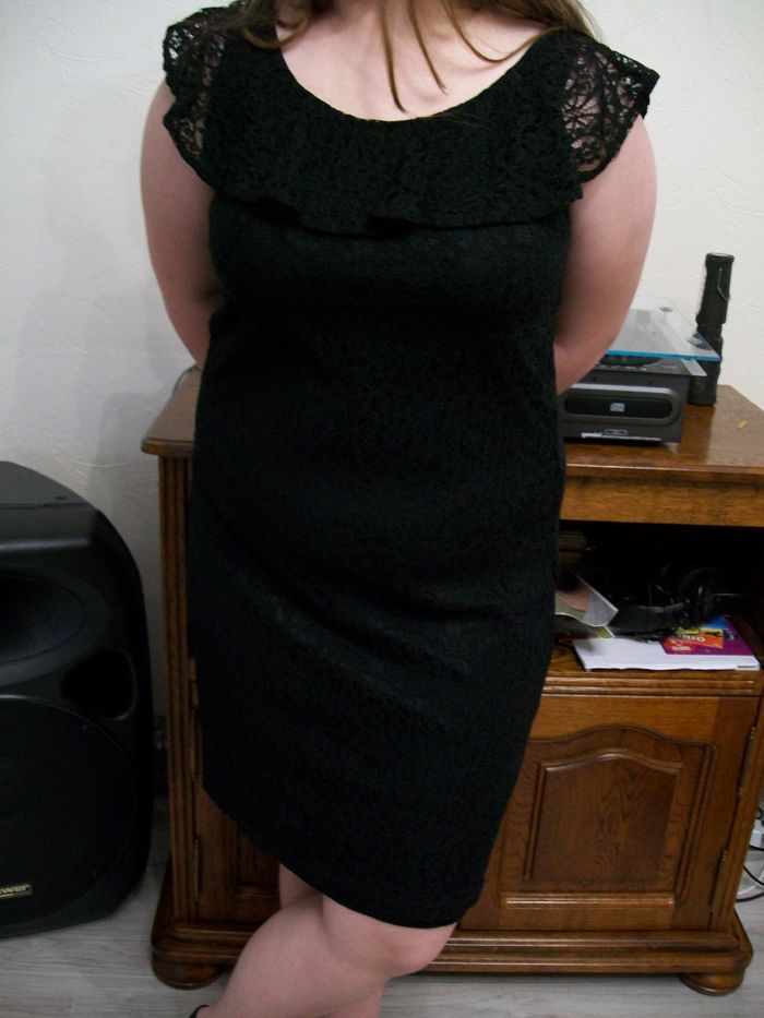 robe noire en dentelle doublée taille 42