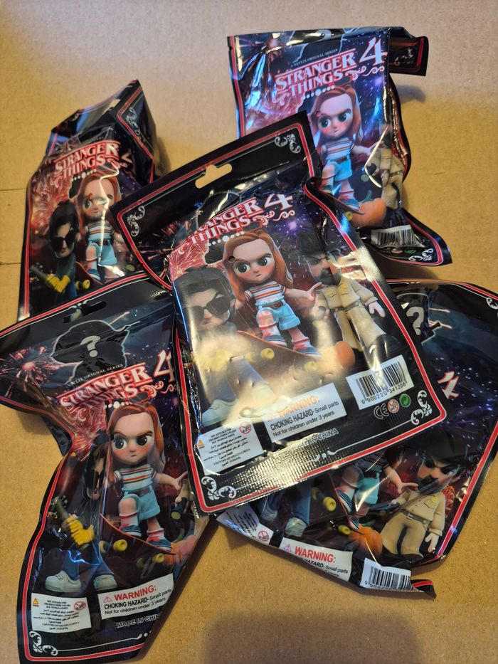6 sachets grandes figurines stranger things