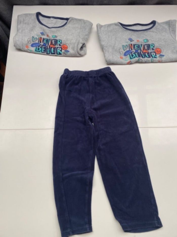 Un pyjama garçon velours gris et marine taille 5