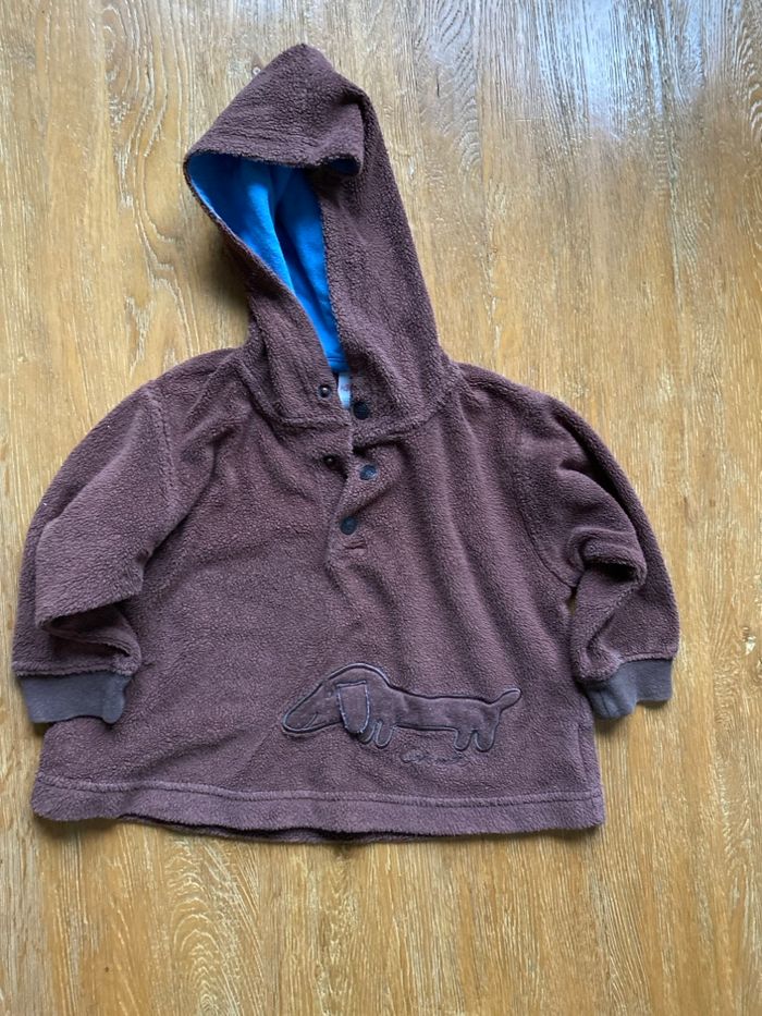 Pull en éponge marron avec capuche bleue et motif teckel taille 86