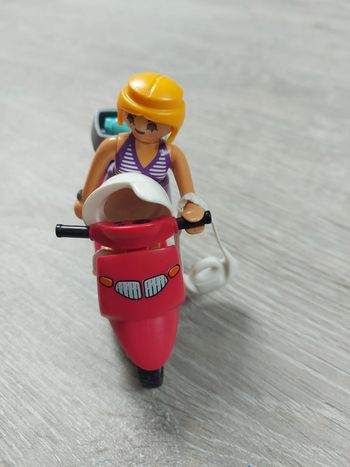 Playmobil vacancière avec scooter