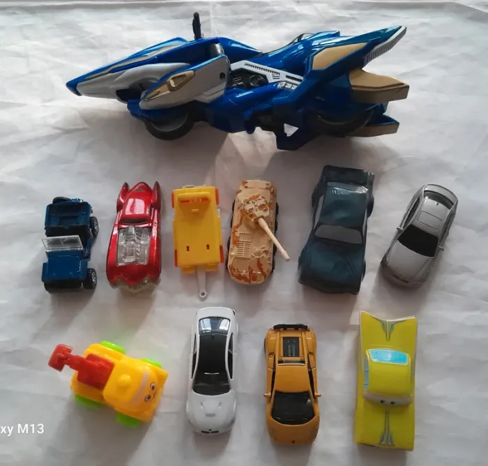 Lot de 11 petites voitures et autres véhicules