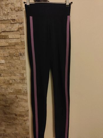 Legging noir à bande violette