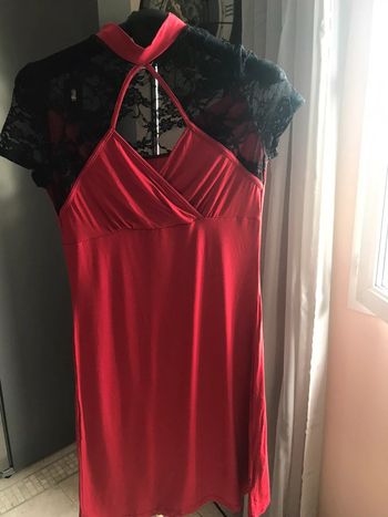 Robe rouge avec dentelle noire