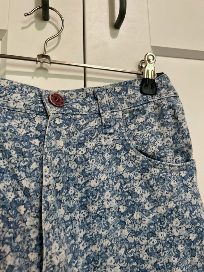 683 – pantalon fleuri blanc et bleu clair ajusté sans marque et taille 34-36 / S - photo numéro 2