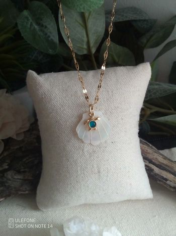 Collier petite tortue sur coquillage en nacre naturelle