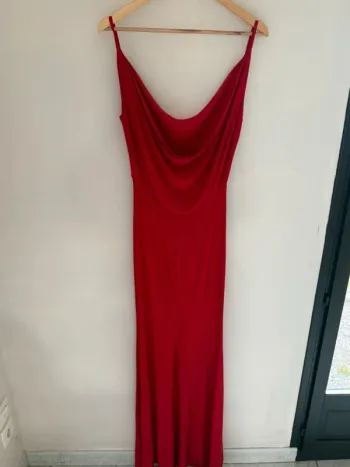 Robe rouge dos nu plissé