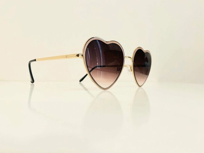 Lunette de soleil femme cœur beige et dorée verres dégradés UV protection catégorie 3 - photo numéro 2