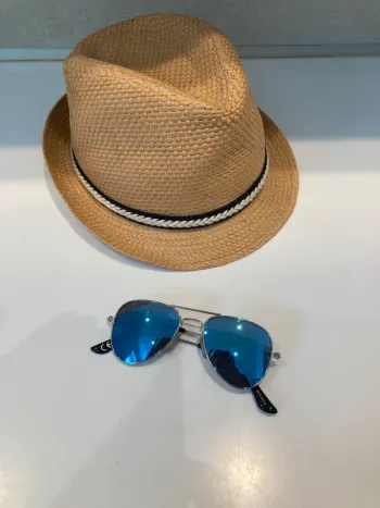 Set de 2 pièces - 1 chapeau en paille et 1 paire de lunette solaire type ray ban