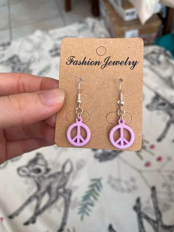 Boucles d’oreilles rose clair.