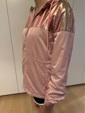 Coupe-vent doublé J&JOY rose pale et rose métallisé.
