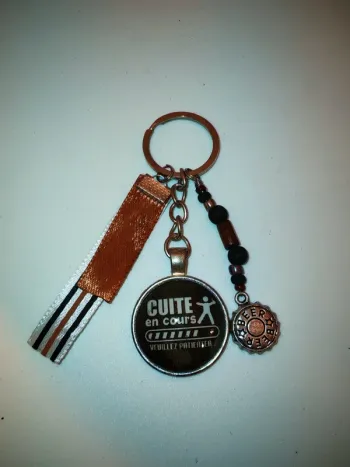 Cadeau humour, porte clé message bijoux de sac " cuite en cours"