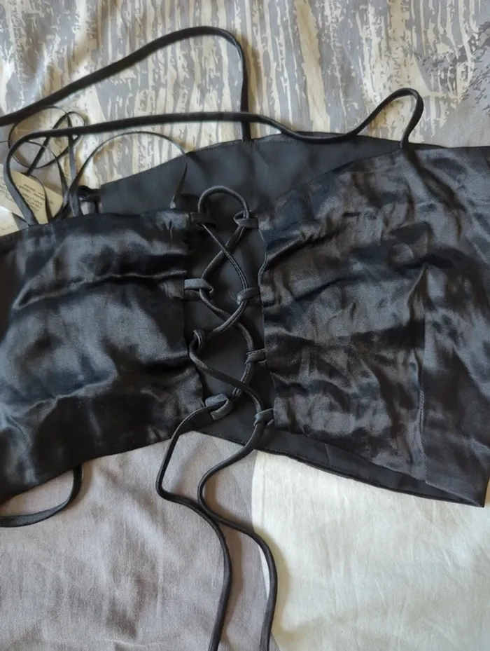 Crop top satin noir Zara taille M neuf - photo numéro 3
