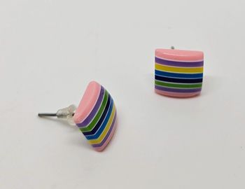 Paire de boucles d'oreilles.
Neuve.
Multicolore 5