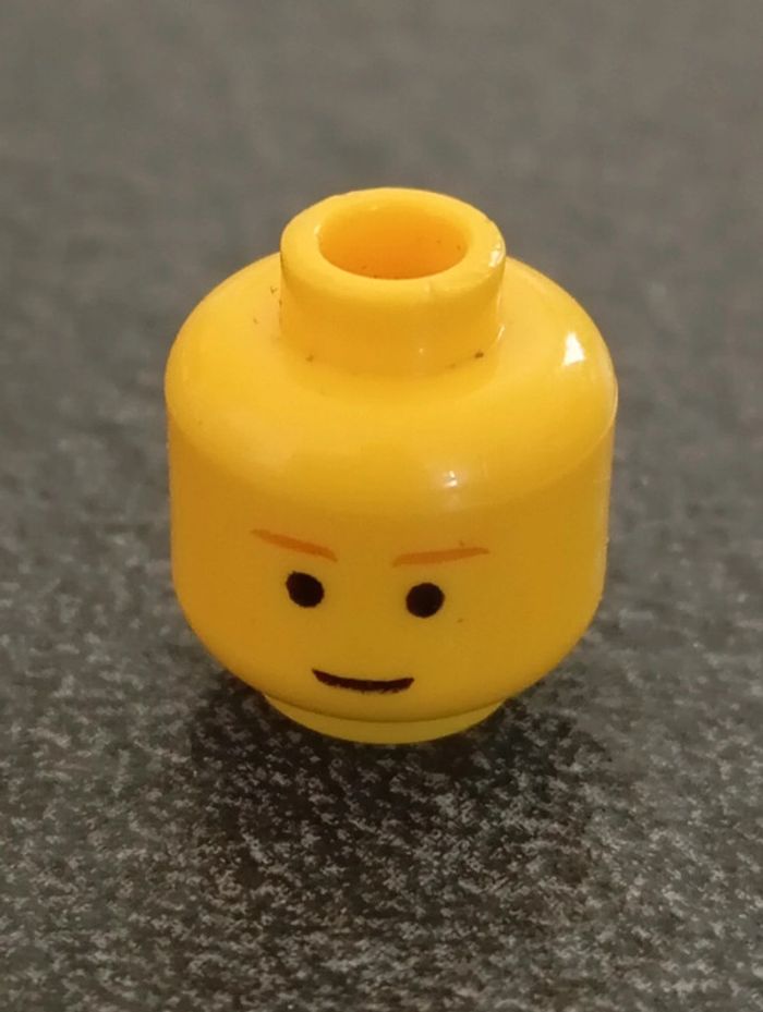 Minifigure,head mâle brown eyebrows,slight smile pattern.