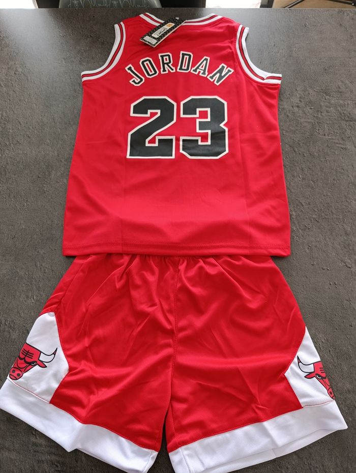 Tenue basket NBA Chicago Bulls Michael Jordan rouge. 7ans - photo numéro 2