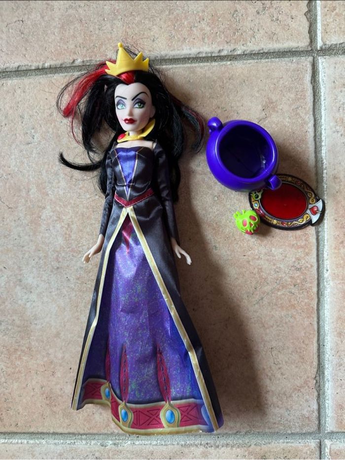 Poupée Disney la méchante reine Maléfique