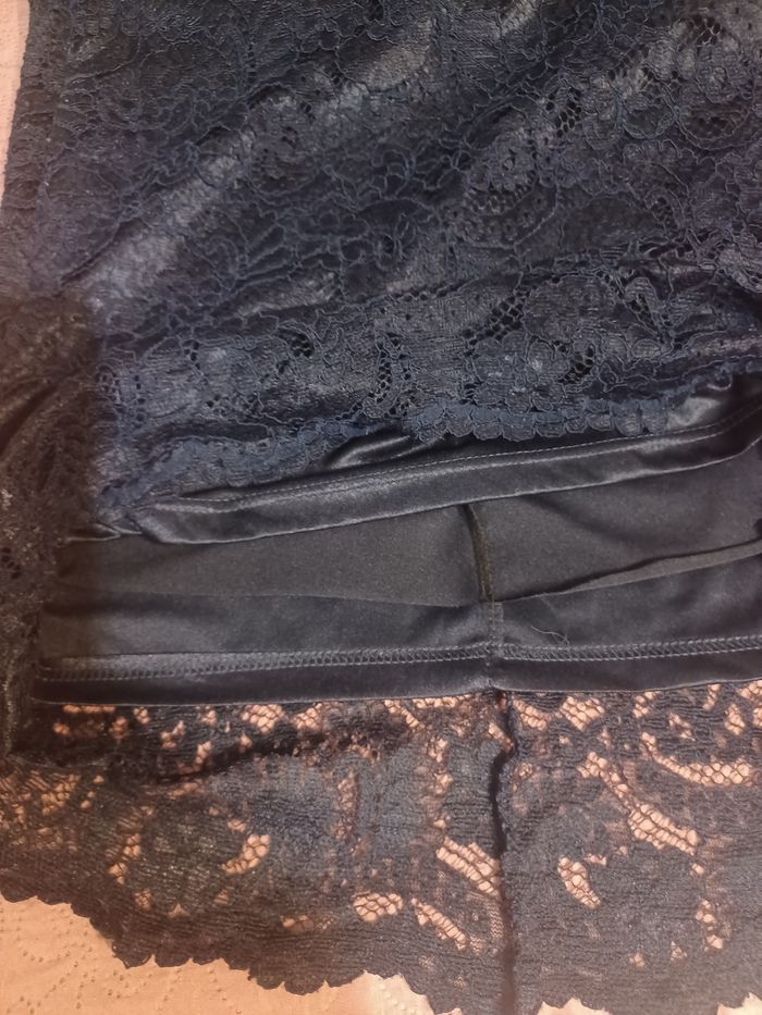 Robe longue bleu marine dentelle et perles
taille 50 - photo numéro 9