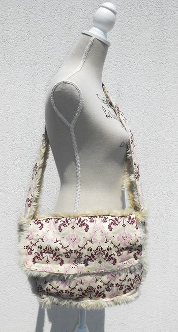 Sac vintage en fausse fourrure de la marque DKNY