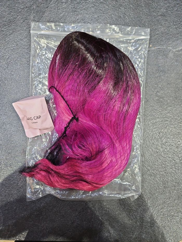 Peruque neuve noir et violet halloween