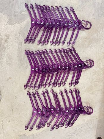 Lot de 44 cintres enfants violet en plastique 