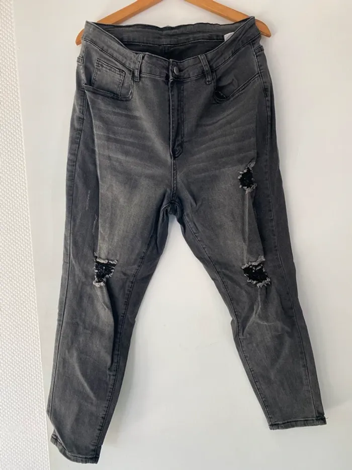 Jeans a trou noir