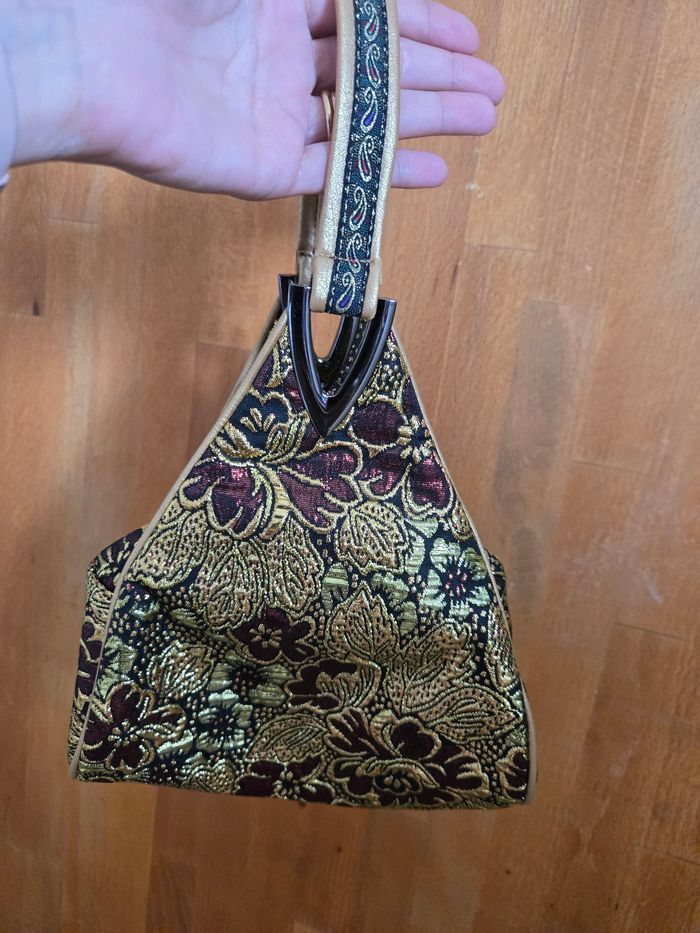 Sac à main aux broderies bordeaux et dorées - photo numéro 2