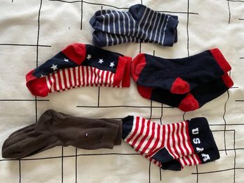vends 5 paires de chaussettes très bon état taille 23/26