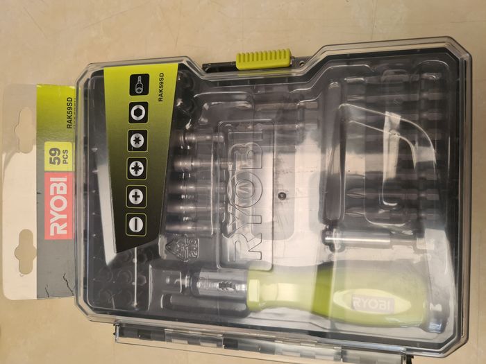 Coffret Ryobi de 59 piéces de vissage avec tournevis à cliquet Neuf